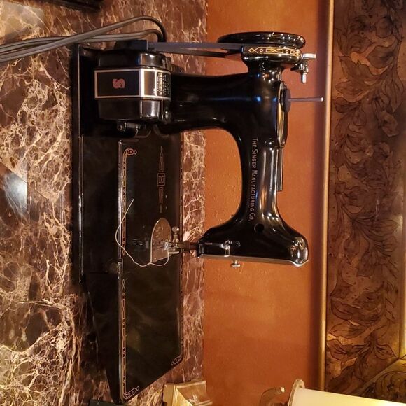 Antique Singer Sewing Machine, Featherwieght Model,  EXCELLENT CONDITION! - Picture 5 of 17